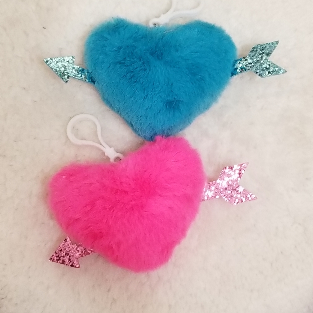 2 pcs POM POM Fuzzy Heart Keychains - Picture 5 of 12